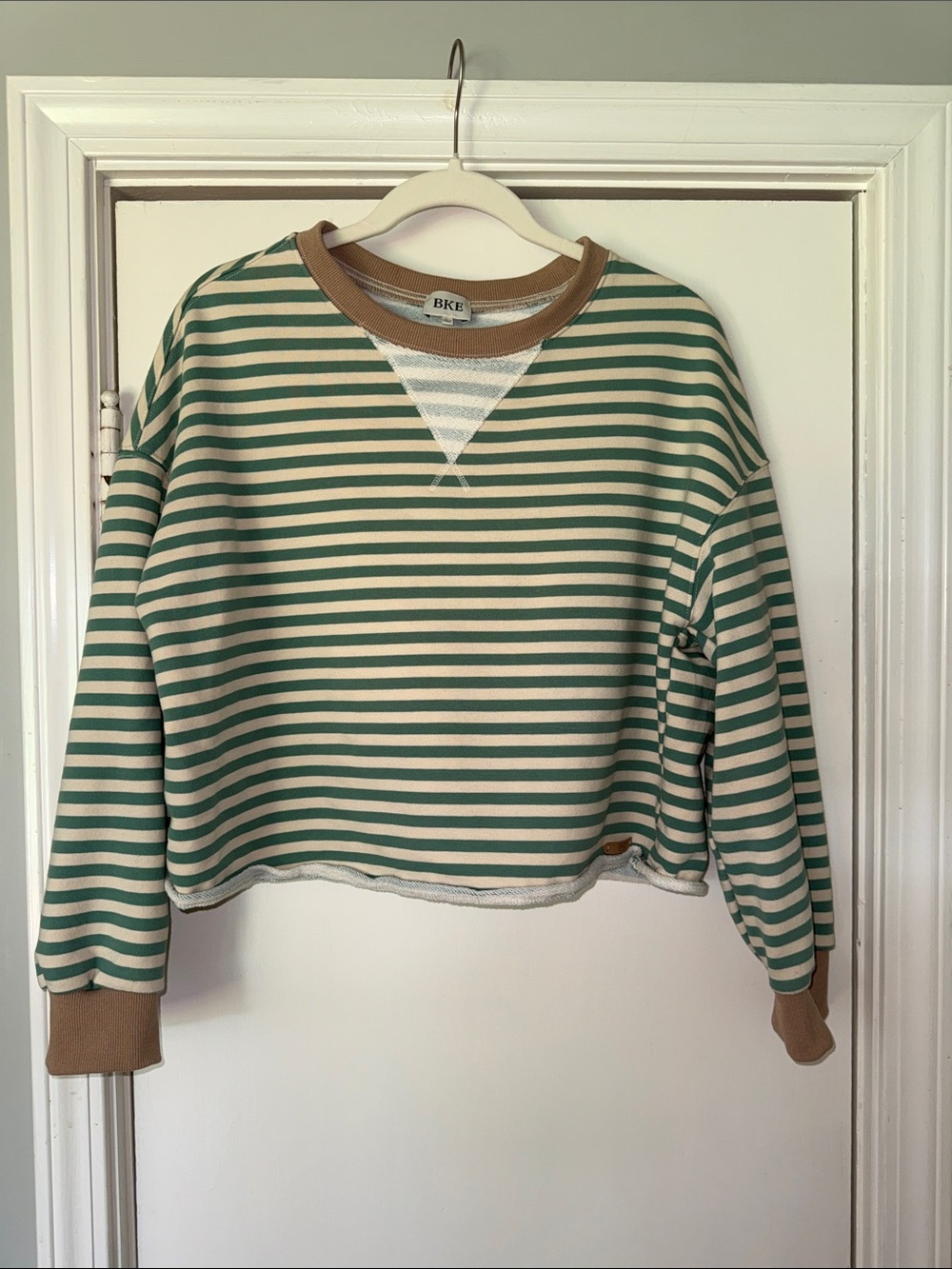 BKE Green & Cream Striped Cropped sweatshirt
